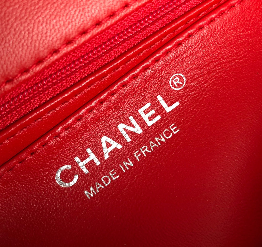 MINI SAC À RABAT RECTANGLE 20 CM EN CUIR D'AGNEAU ROUGE QUINCAILLERIE ARGENTÉE