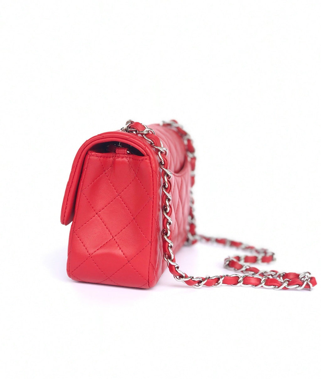 MINI SAC À RABAT RECTANGLE 20 CM EN CUIR D'AGNEAU ROUGE QUINCAILLERIE ARGENTÉE