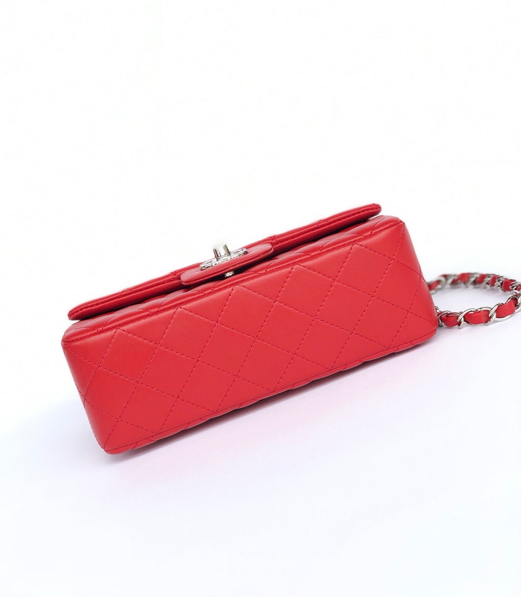 MINI SAC À RABAT RECTANGLE 20 CM EN CUIR D'AGNEAU ROUGE QUINCAILLERIE ARGENTÉE
