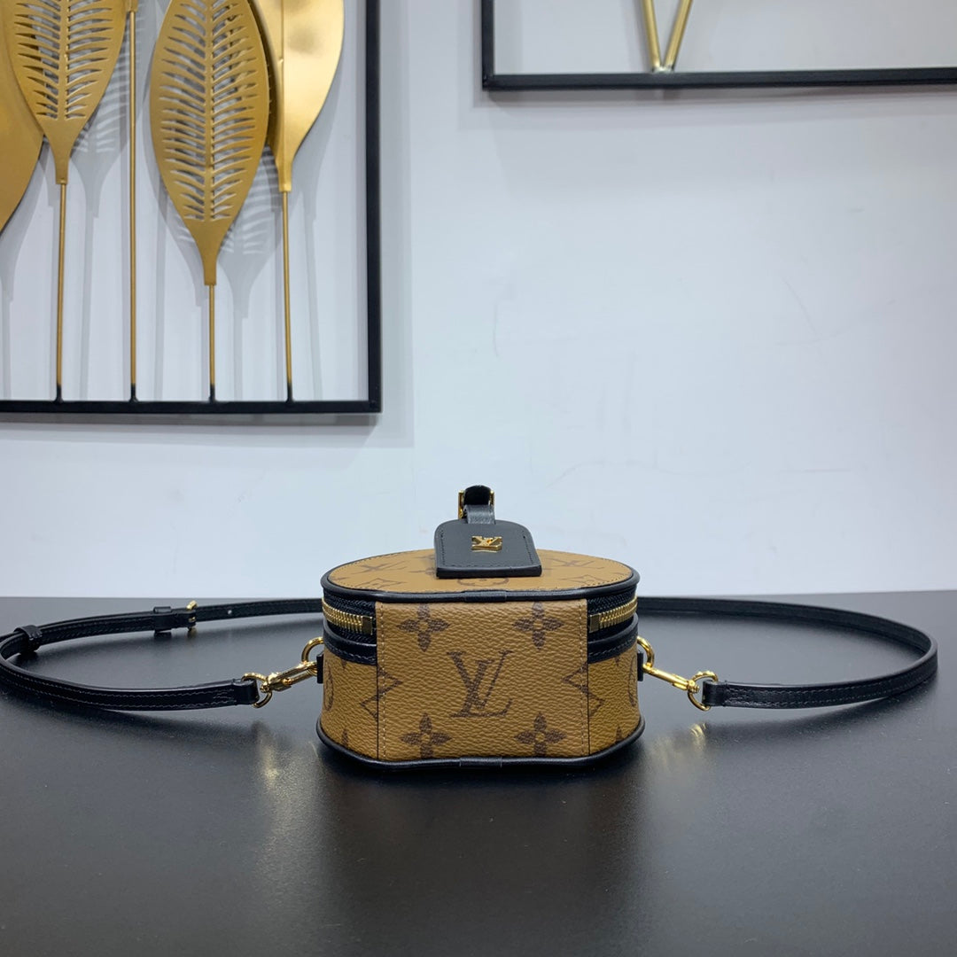 MINI BOÎTE CHAPEAU 13 EN TOILE INVERSÉE MONOGRAMME MARRON QUINCAILLERIE DORÉ