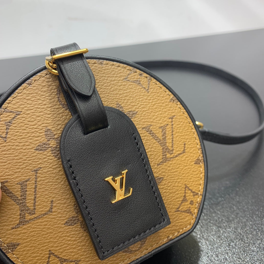 MINI BOÎTE CHAPEAU 13 EN TOILE INVERSÉE MONOGRAMME MARRON QUINCAILLERIE DORÉ
