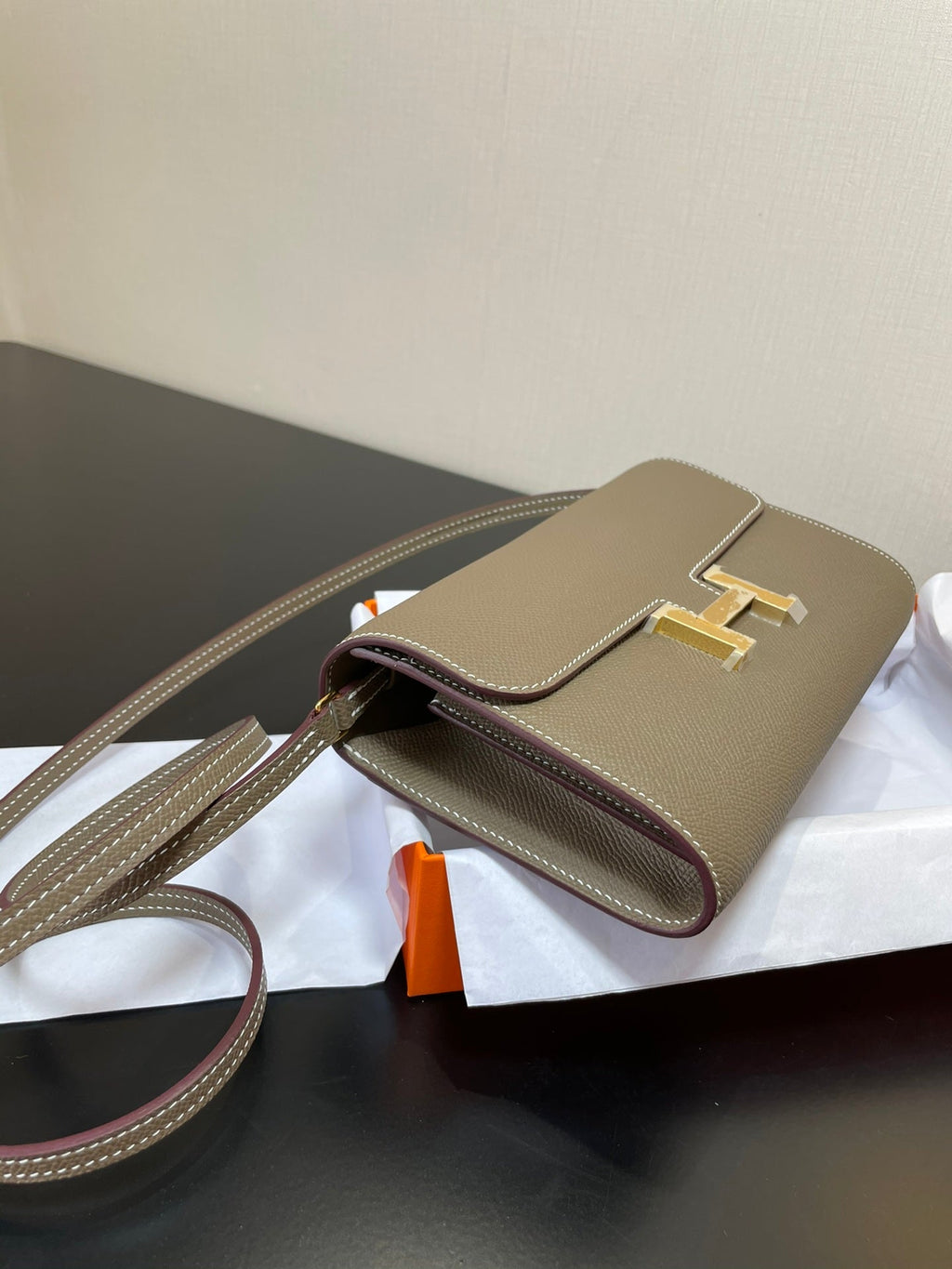 CONSTANCE TO GO 20.5 ETOUPE EPSOM GOLD HARDWARE
