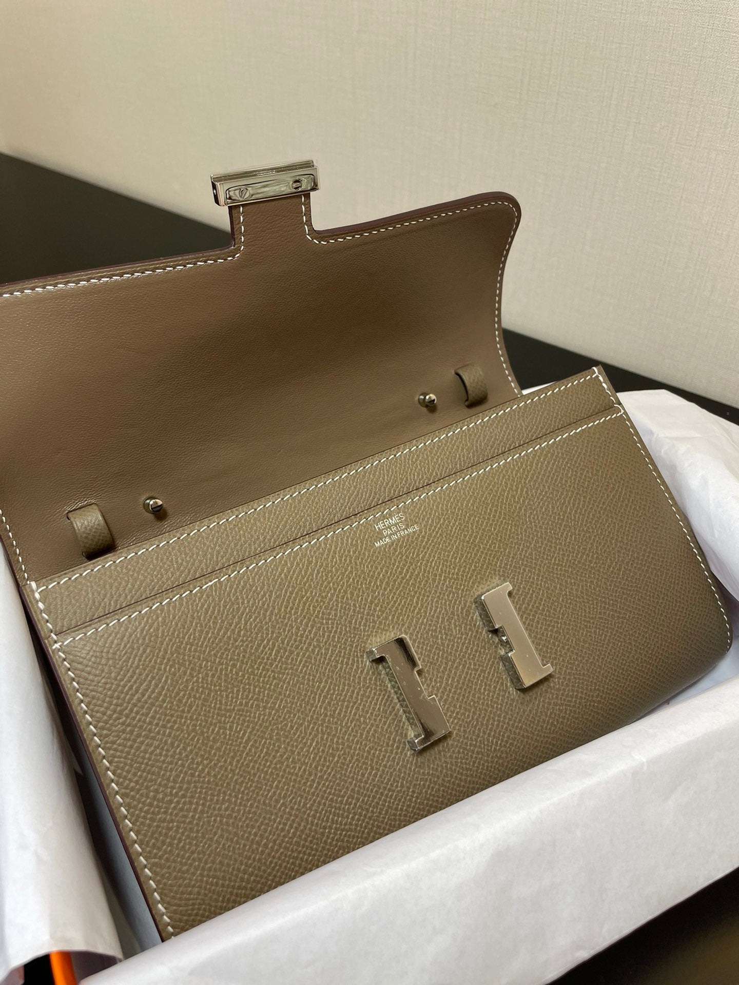 コンスタンス トゥ ゴー 20.5 エトゥープ エプソム シルバーハードウェア