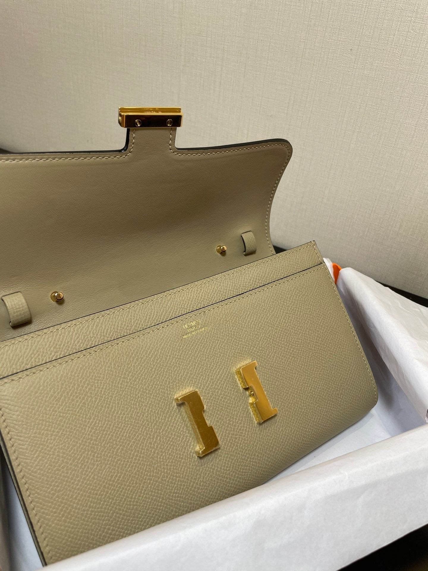 CONSTANCE TO GO 20,5 CRÈME EPSOM GOLD HARDWARE