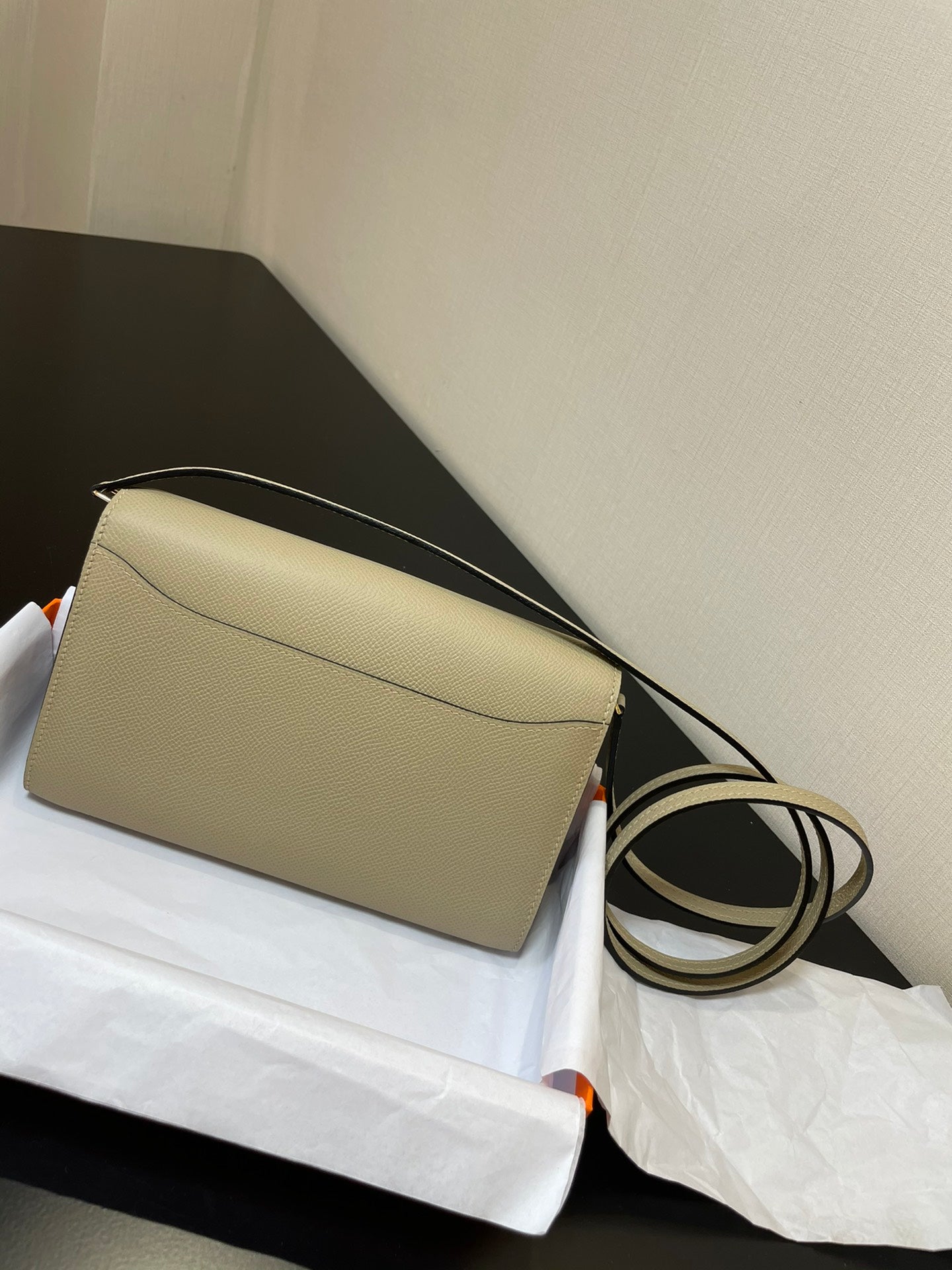 CONSTANCE TO GO 20,5 CRÈME EPSOM GOLD HARDWARE