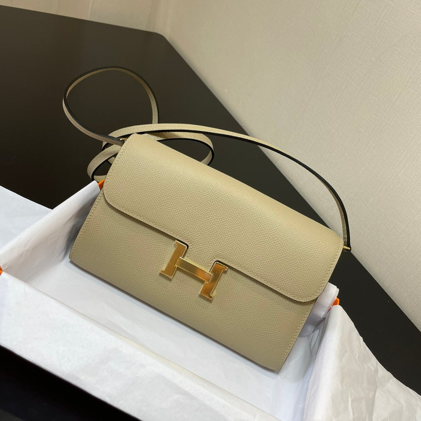 CONSTANCE TO GO 20,5 CRÈME EPSOM GOLD HARDWARE