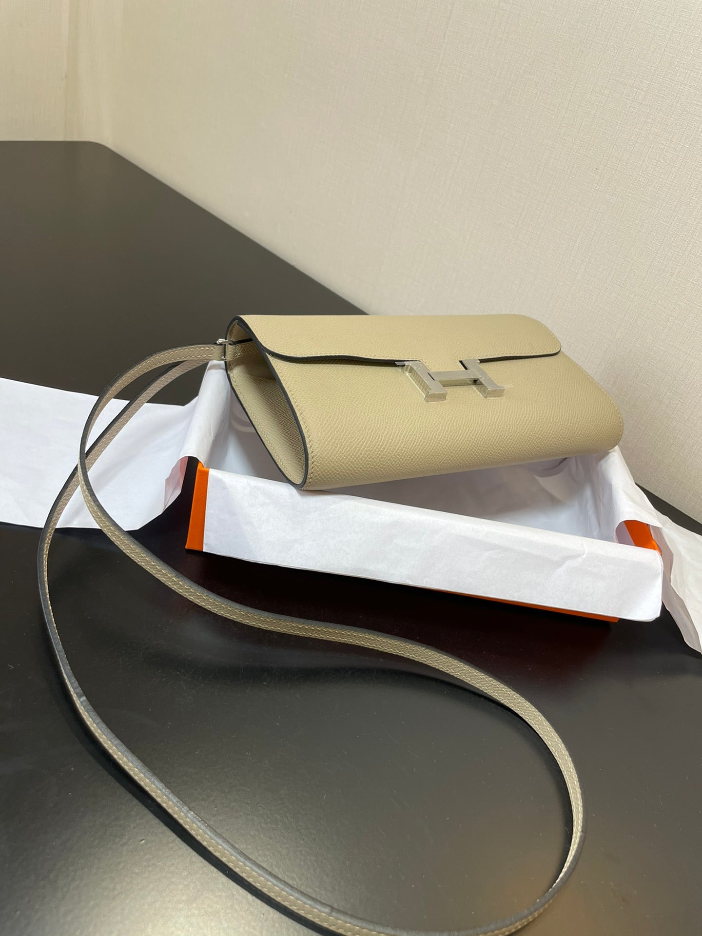CONSTANCE TO GO 20,5 CRÈME EPSOM ARGENT QUINCAILLERIE