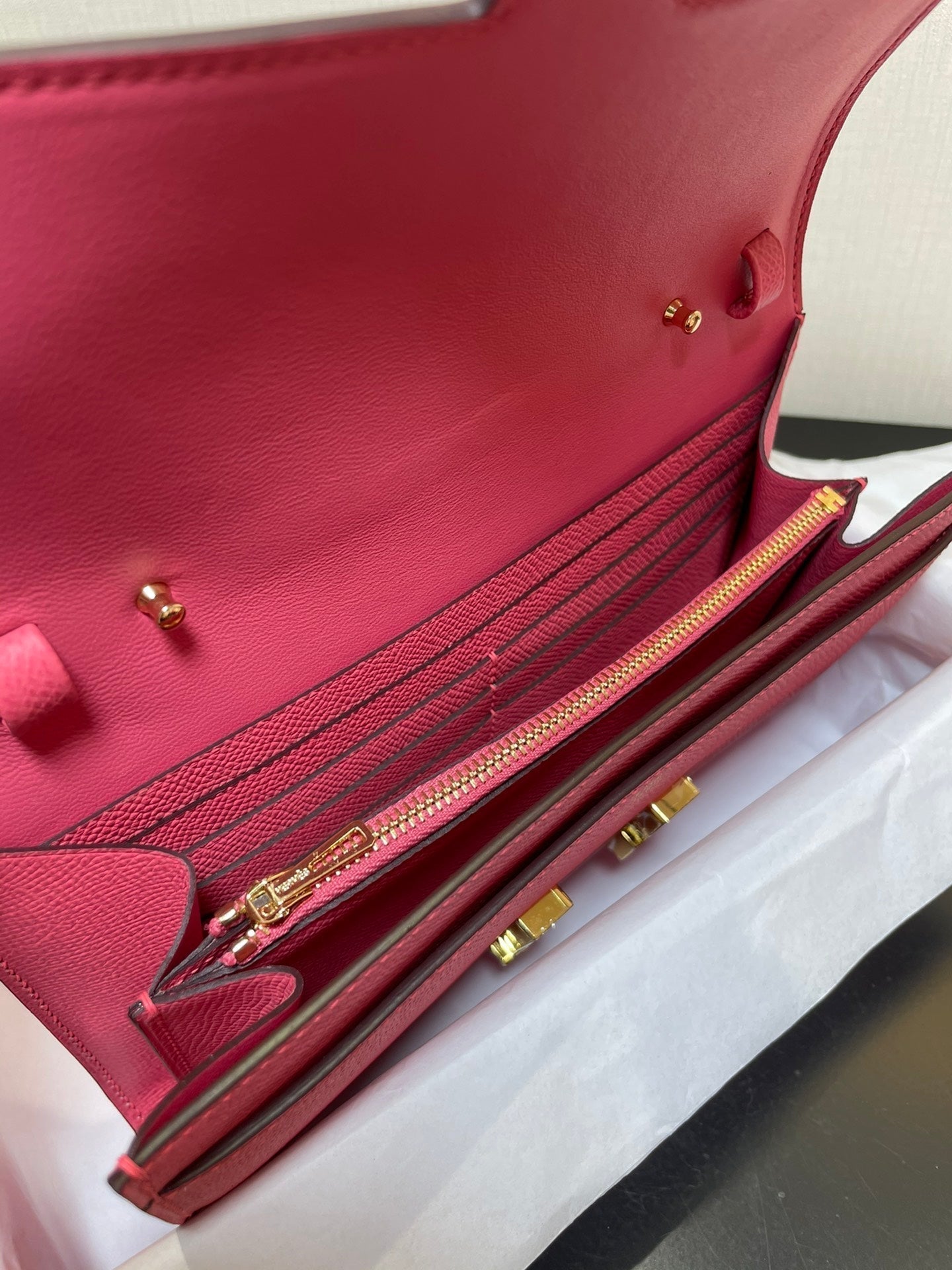 CONSTANCE TO GO 20,5 ROSE FONCÉ EPSOM QUINCAILLERIE OR
