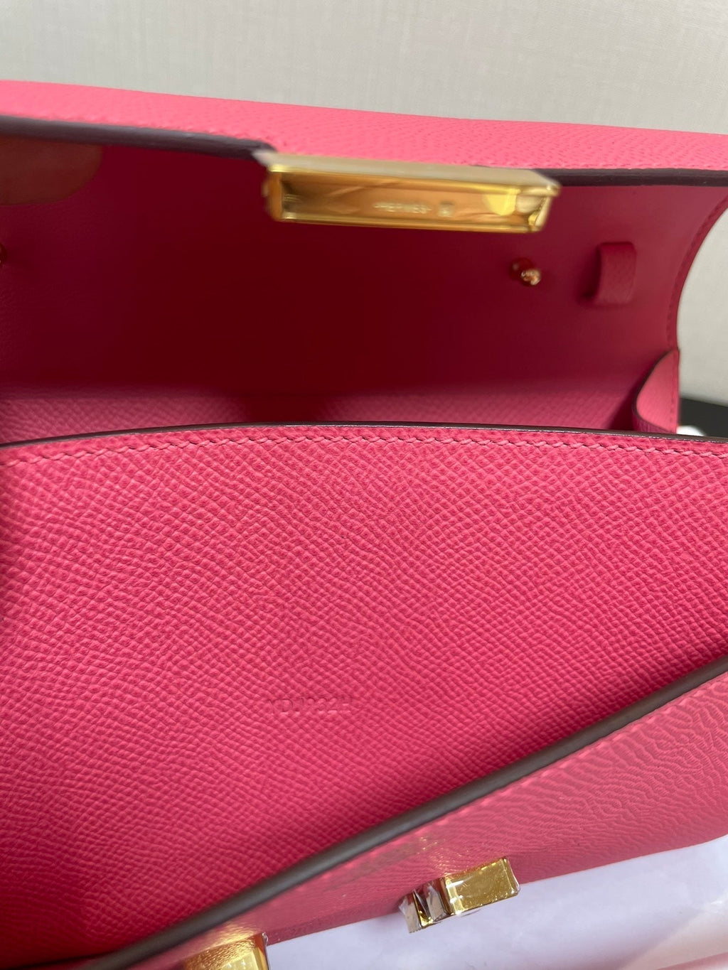 CONSTANCE TO GO 20,5 ROSE FONCÉ EPSOM QUINCAILLERIE OR