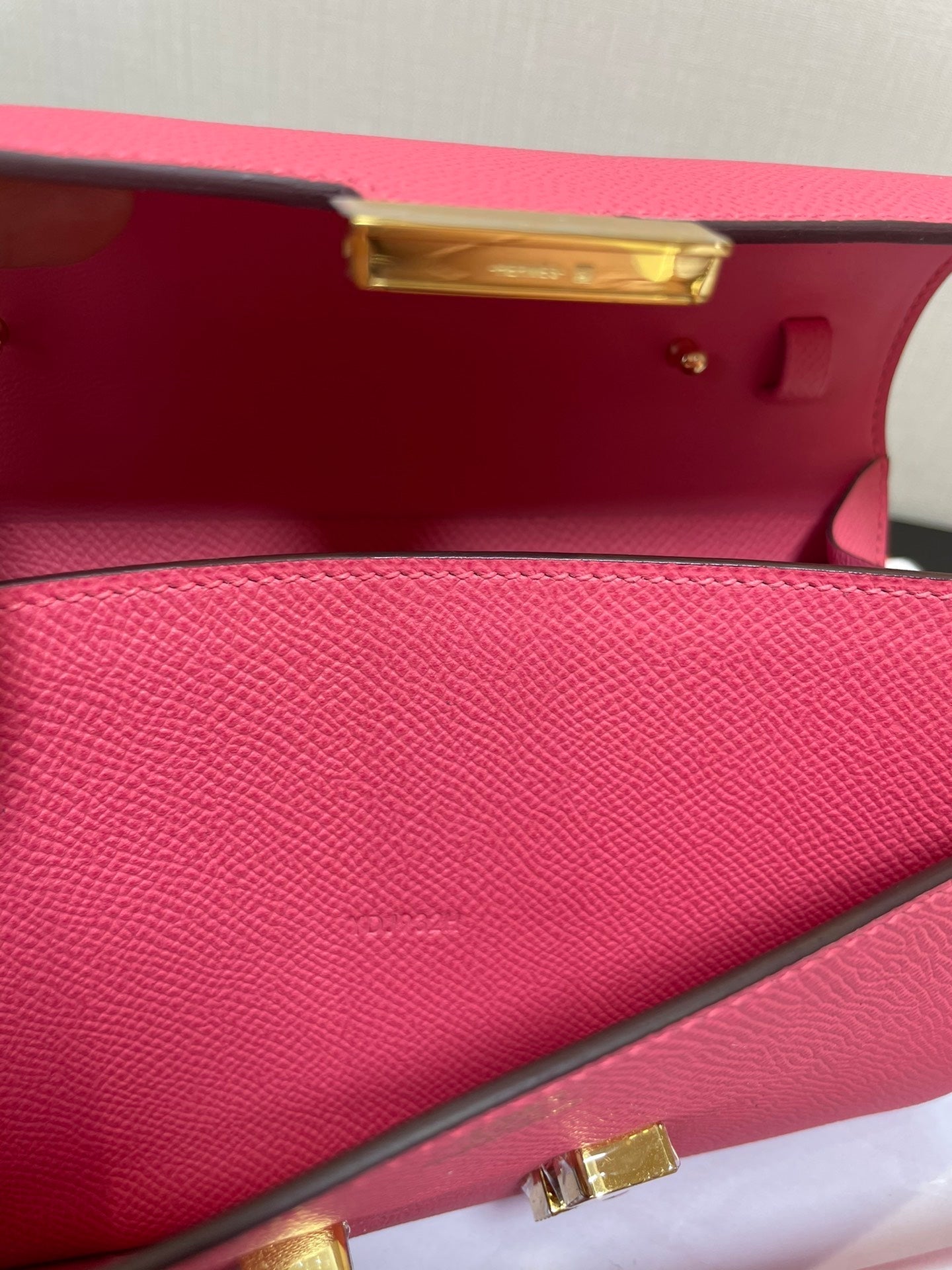 CONSTANCE TO GO 20,5 ROSE FONCÉ EPSOM QUINCAILLERIE OR