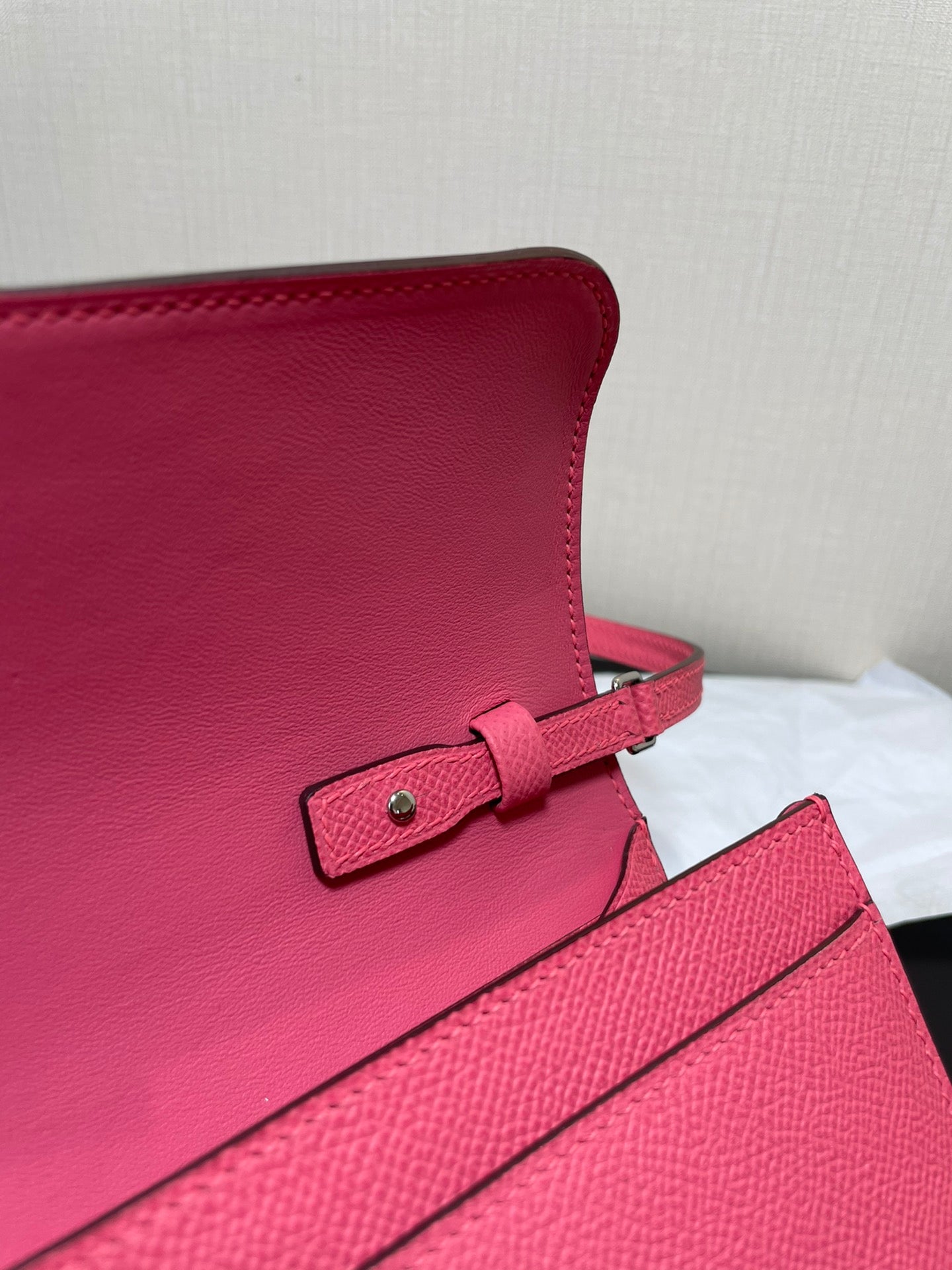 CONSTANCE TO GO 20,5 ROSE FONCÉ EPSOM QUINCAILLERIE ARGENTÉE