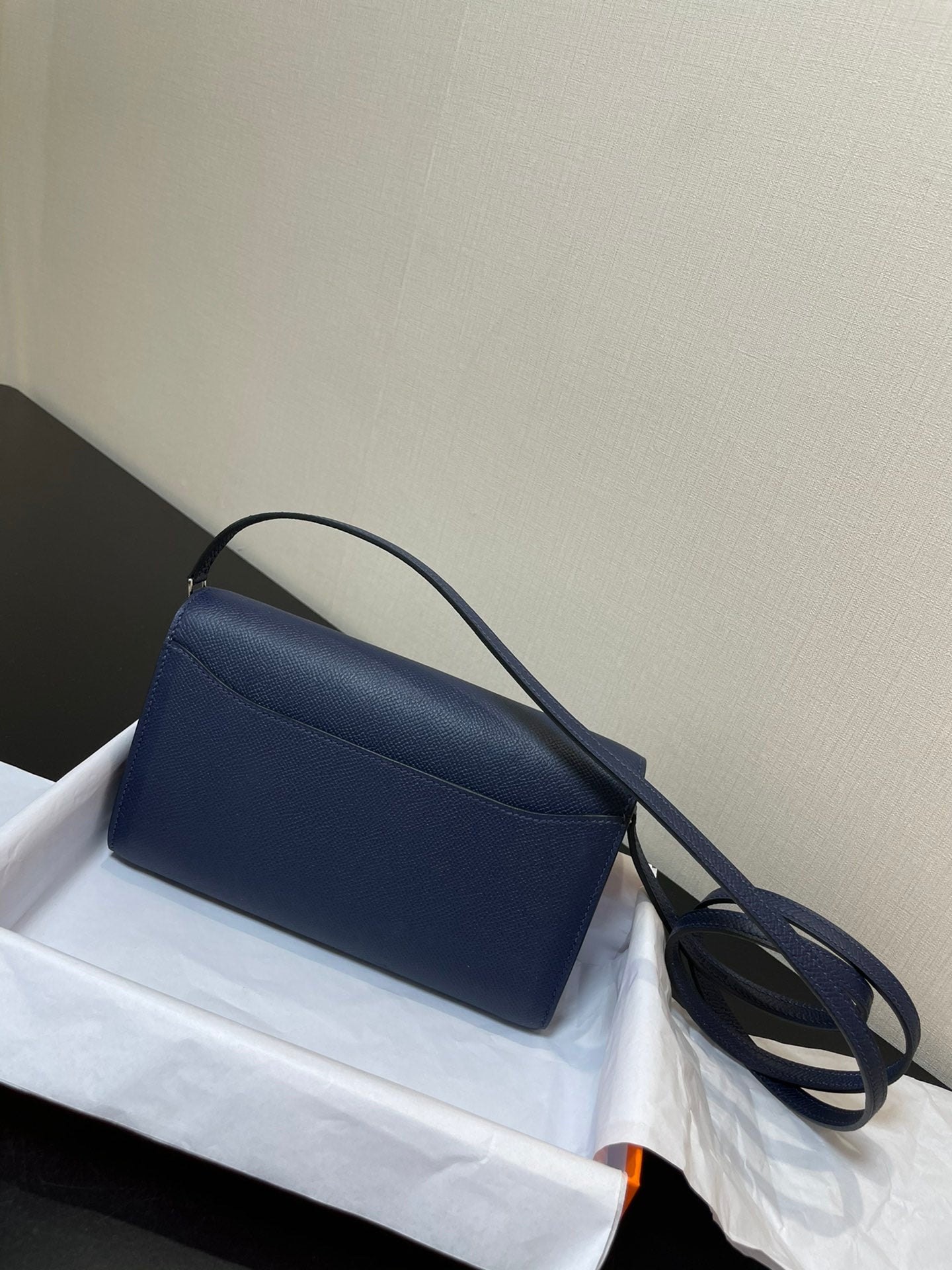 CONSTANCE TO GO 20.5 BLEU FONCÉ EPSOM QUINCAILLERIE ARGENTÉE