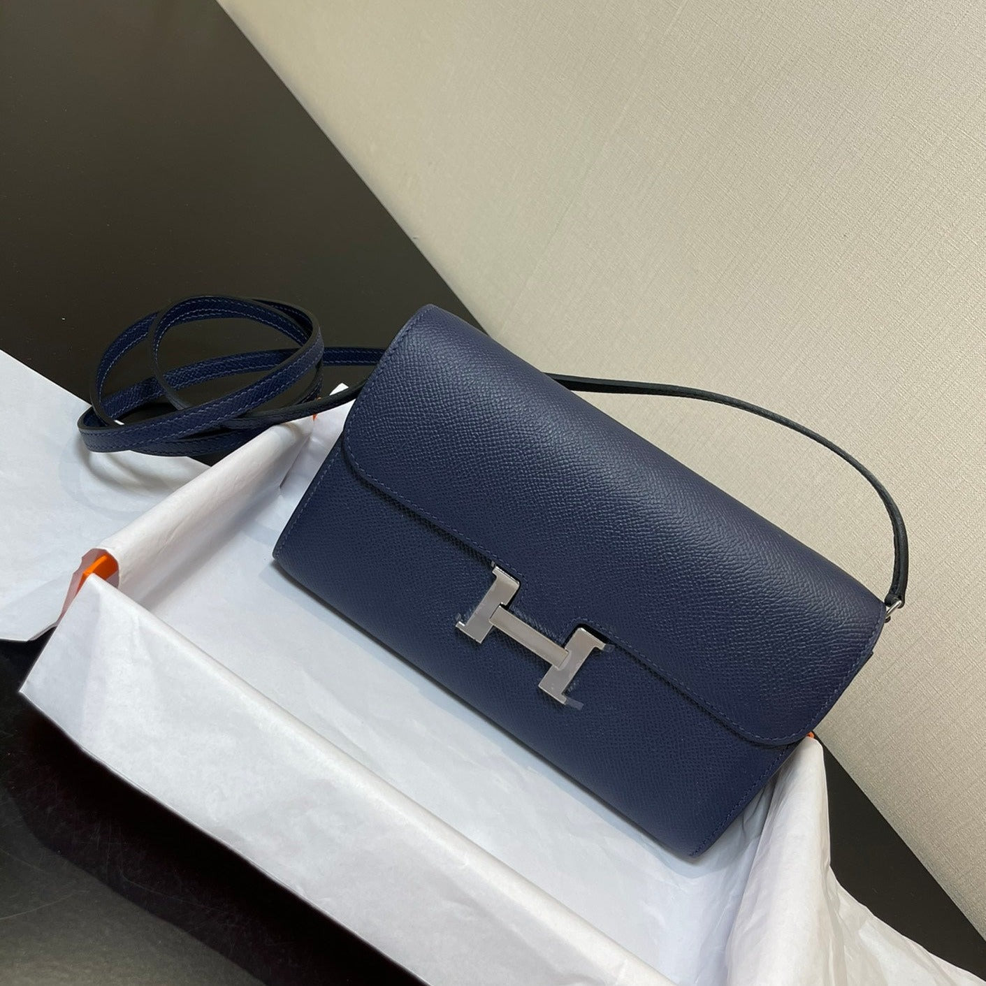 CONSTANCE TO GO 20.5 BLEU FONCÉ EPSOM QUINCAILLERIE ARGENTÉE
