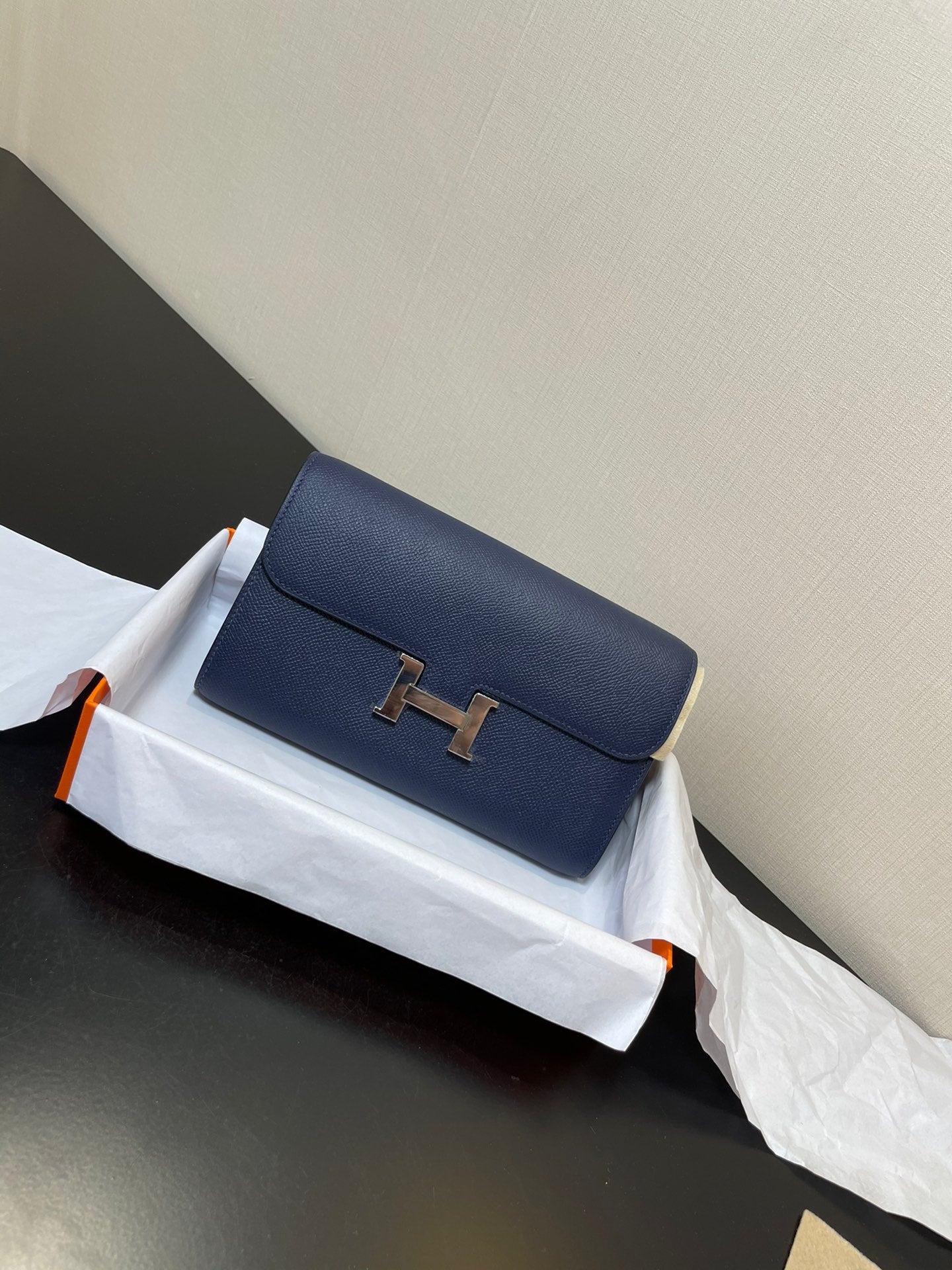 CONSTANCE TO GO 20.5 BLEU FONCÉ EPSOM QUINCAILLERIE ARGENTÉE