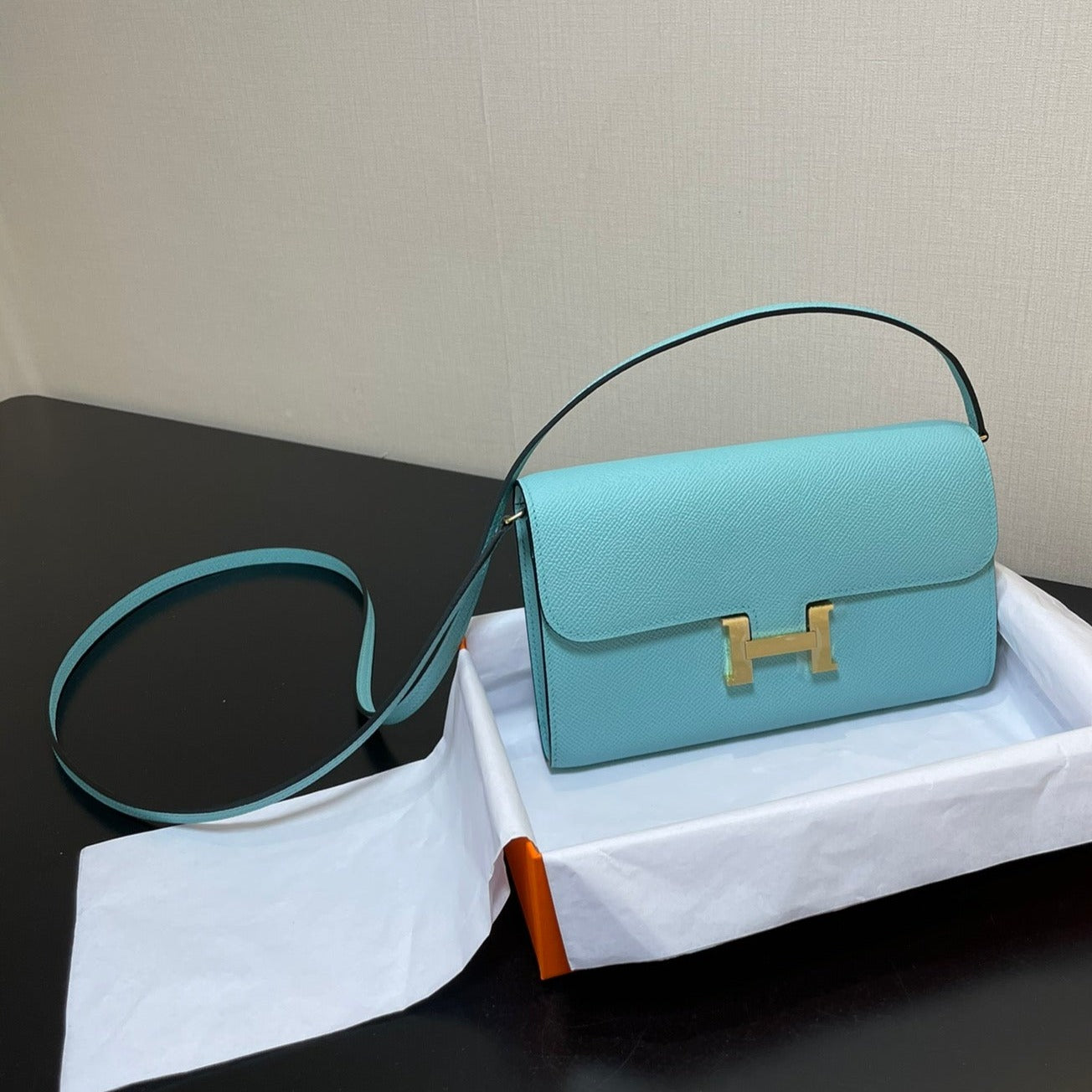CONSTANCE TO GO 20,5 BLEU TIFFANY EPSOM QUINCAILLERIE OR