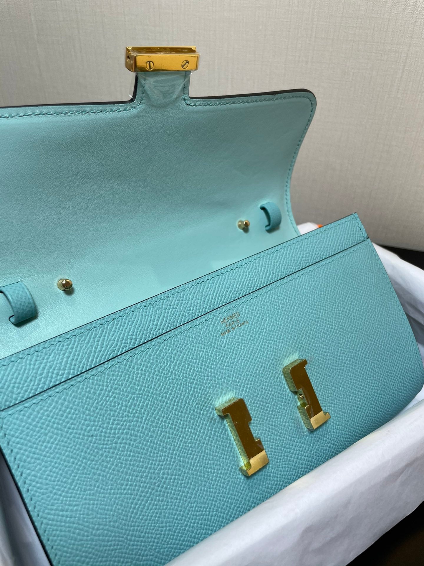 CONSTANCE TO GO 20,5 BLEU TIFFANY EPSOM QUINCAILLERIE OR