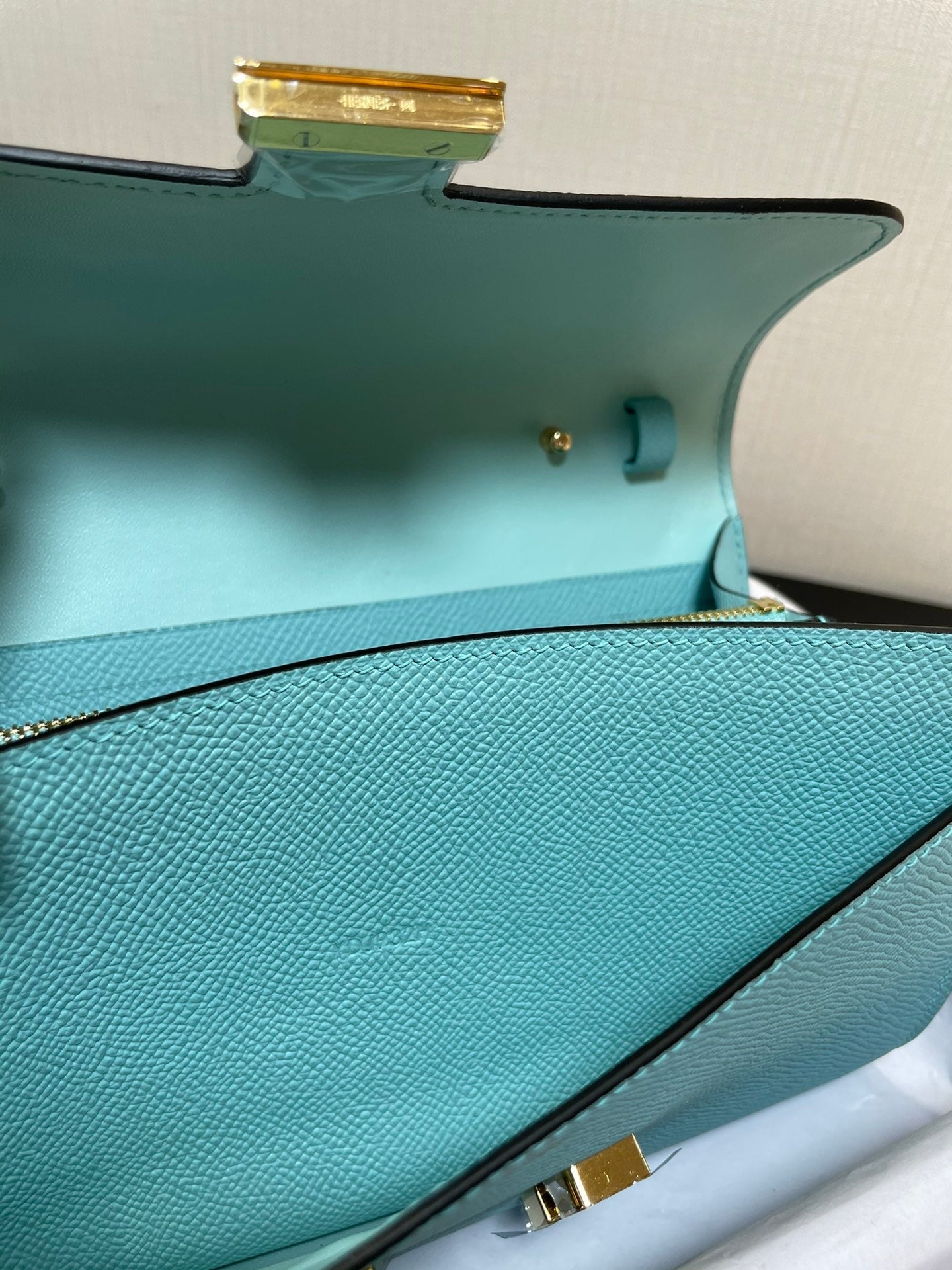 CONSTANCE TO GO 20,5 BLEU TIFFANY EPSOM QUINCAILLERIE OR