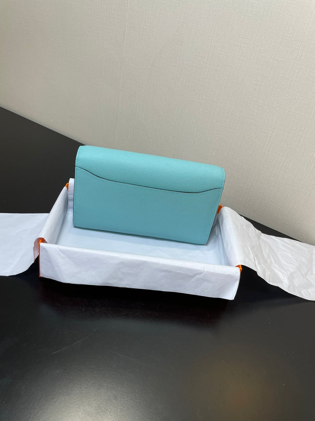 CONSTANCE TO GO 20,5 BLEU TIFFANY EPSOM QUINCAILLERIE OR
