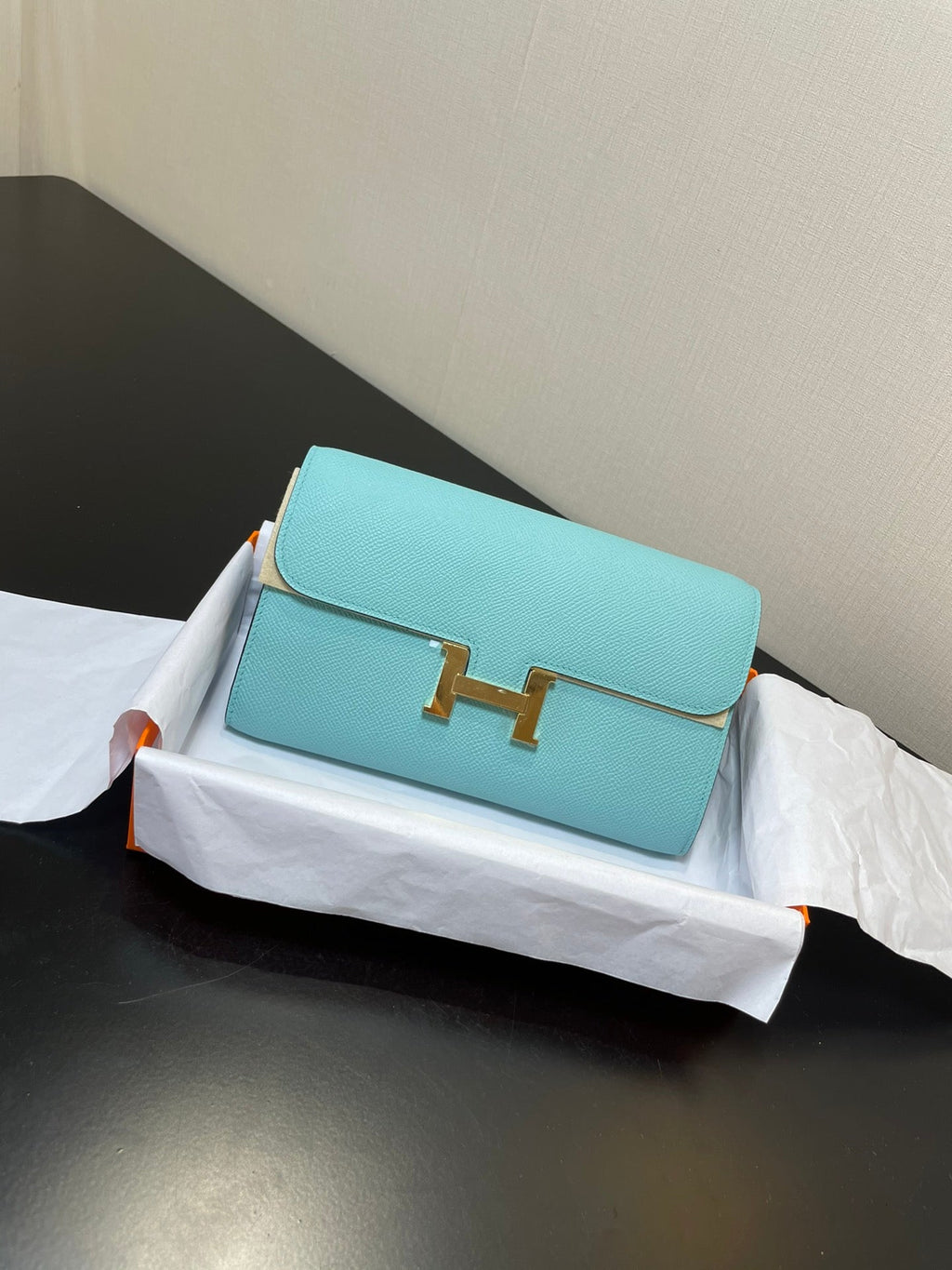 CONSTANCE TO GO 20,5 BLEU TIFFANY EPSOM QUINCAILLERIE OR