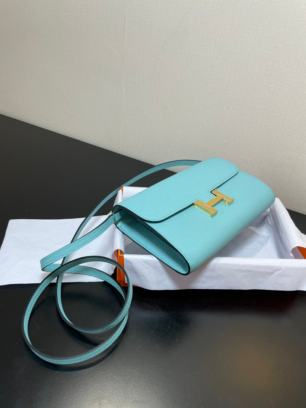 CONSTANCE TO GO 20,5 BLEU TIFFANY EPSOM QUINCAILLERIE OR