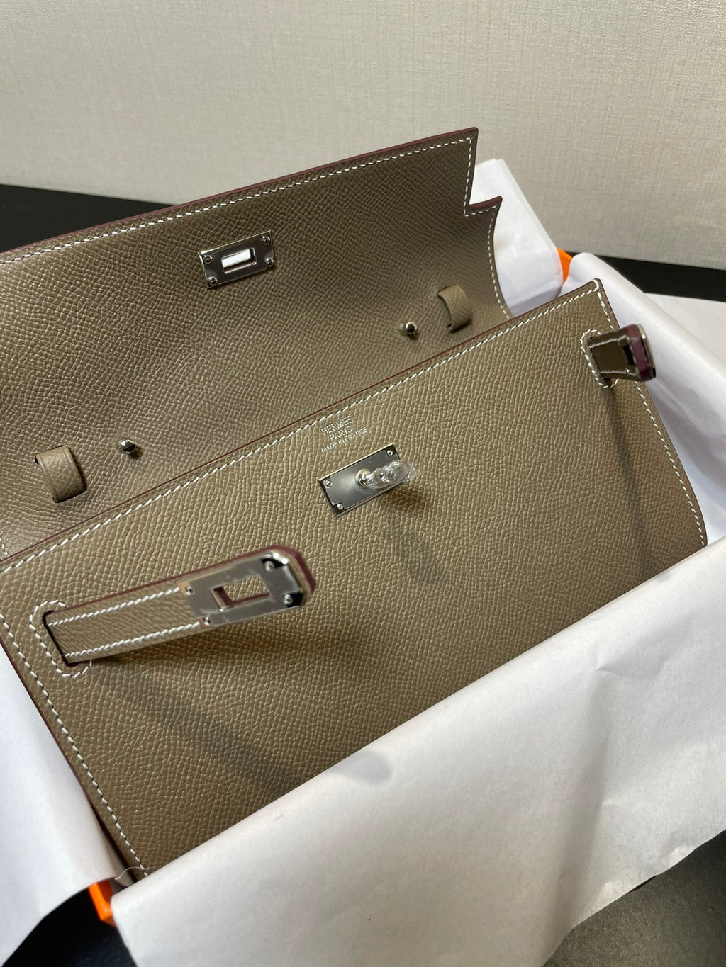 KELLY TO GO WALLET 20.5 ETOUPE EPSOM SILVER HARDWARE