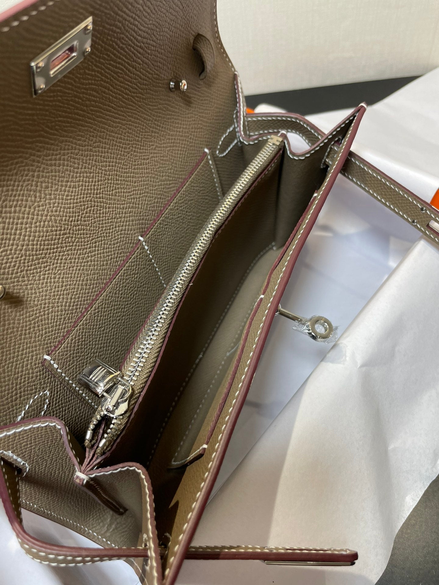 KELLY TO GO WALLET 20.5 ETOUPE EPSOM SILVER HARDWARE