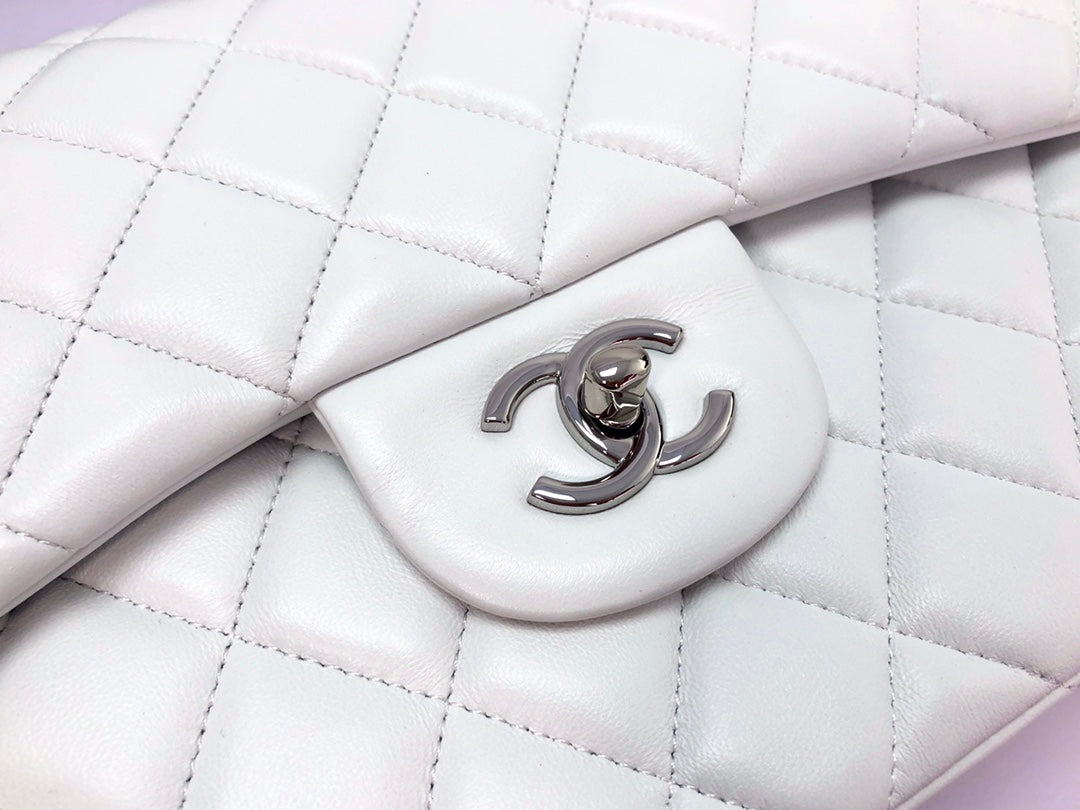 FLAP BAG JUMBO 30CM WHITE LAMBSKIN SILVER HARDWARE