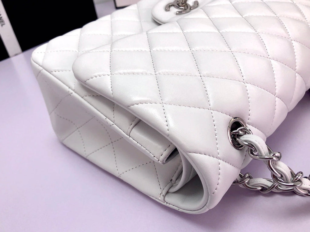 SAC À RABAT JUMBO 30 CM EN CUIR D'AGNEAU BLANC QUINCAILLERIE ARGENTÉE