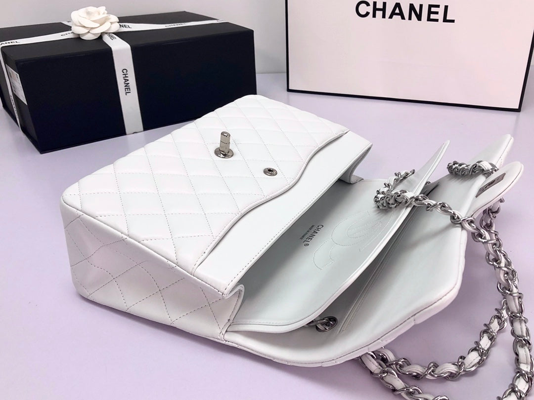 SAC À RABAT JUMBO 30 CM EN CUIR D'AGNEAU BLANC QUINCAILLERIE ARGENTÉE