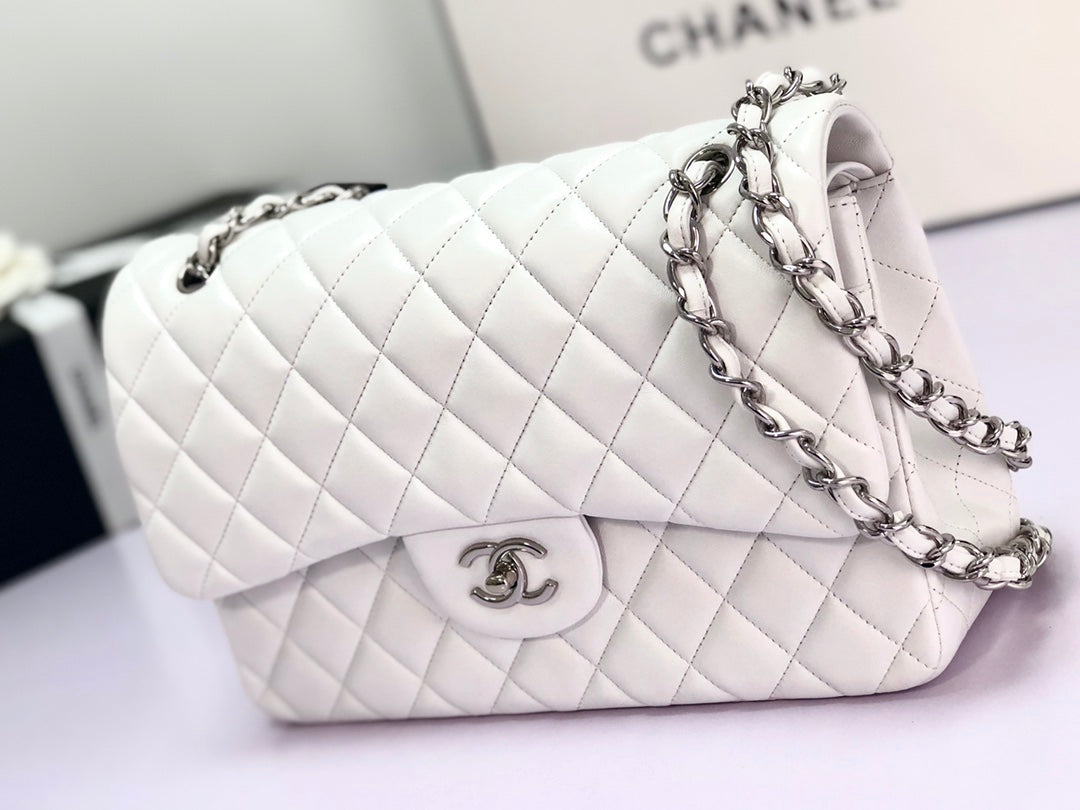 SAC À RABAT JUMBO 30 CM EN CUIR D'AGNEAU BLANC QUINCAILLERIE ARGENTÉE