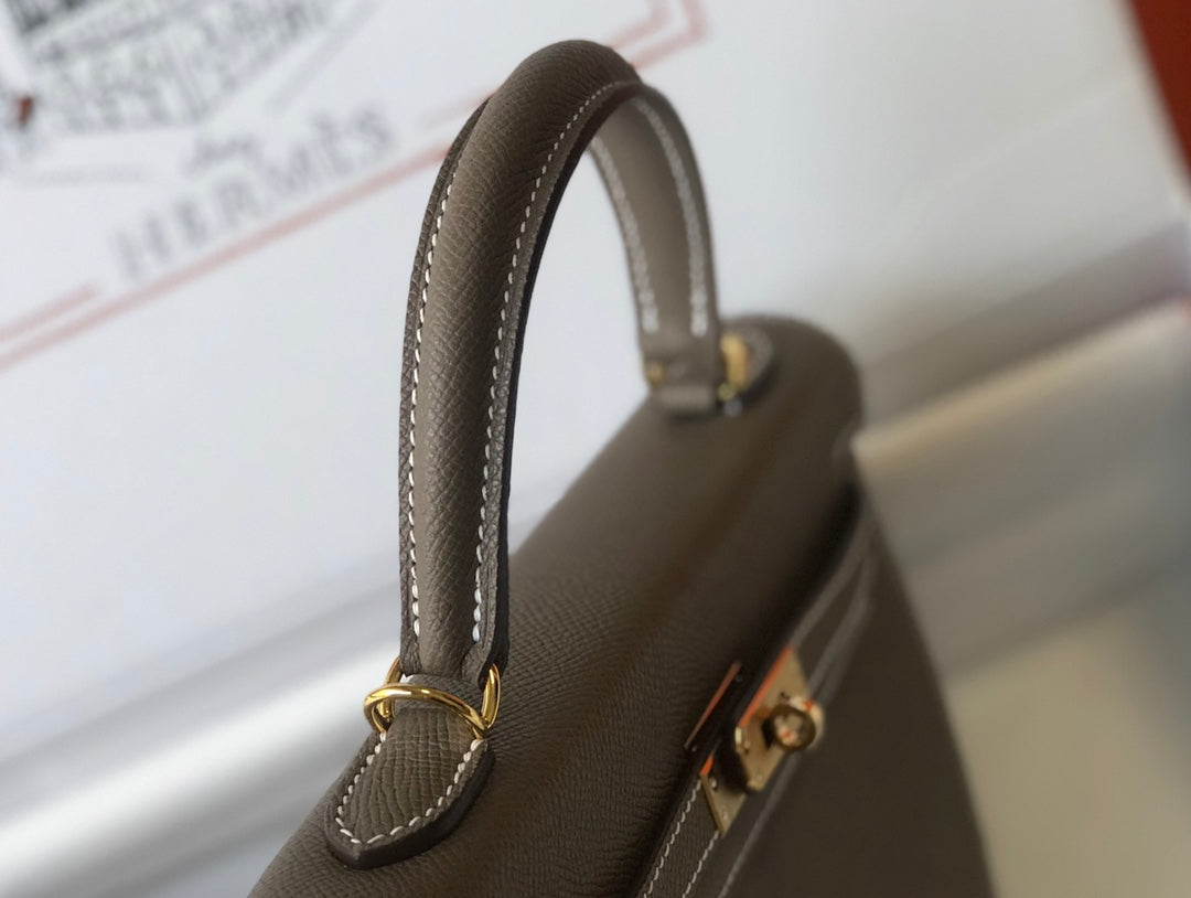 HM KELLY 32CM CUIR EPSOM ÉTAIN QUINCAILLERIE DORÉ