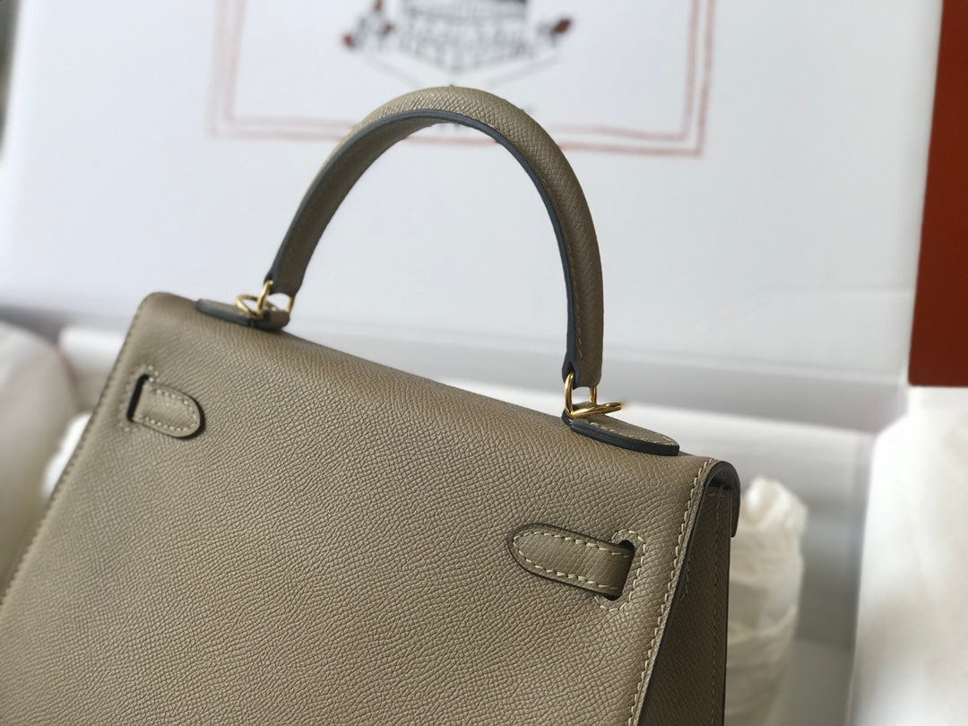 HM KELLY 32CM CUIR EPSOM TAUPE DÉSERT QUINCAILLERIE DORÉ
