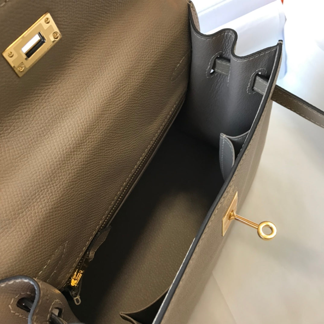 HM KELLY 32CM CUIR EPSOM TAUPE DÉSERT QUINCAILLERIE DORÉ