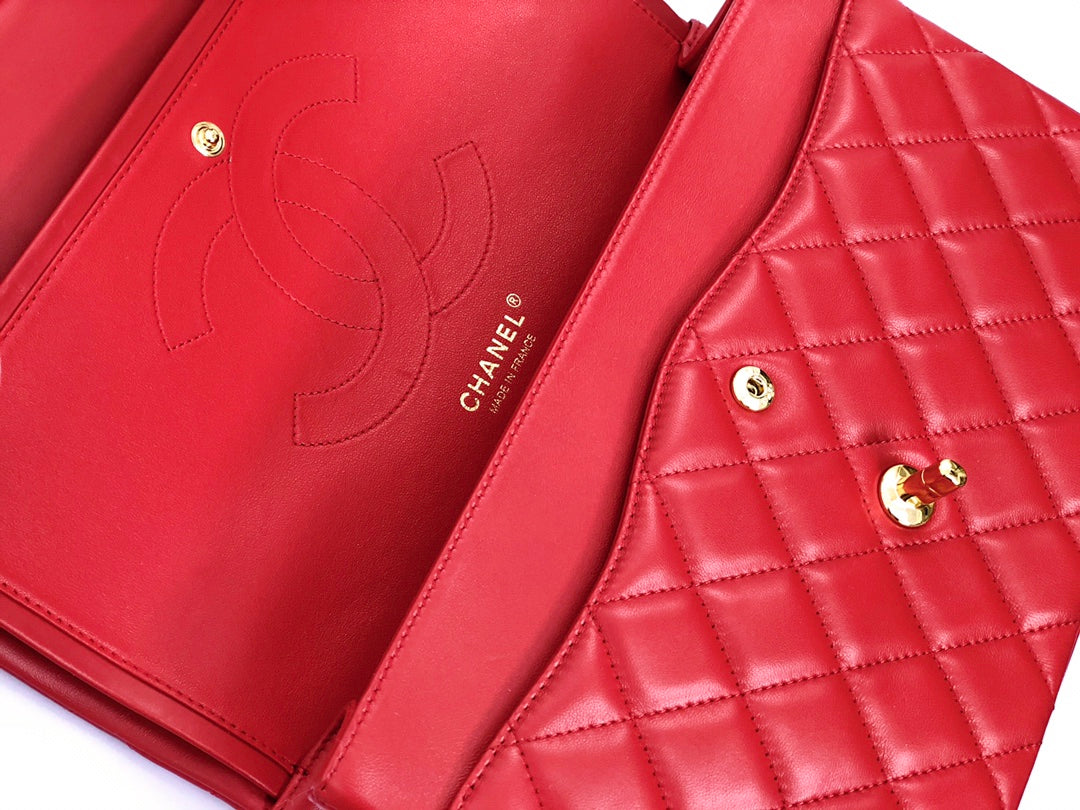 SAC À RABAT JUMBO 30 CM EN CUIR D'AGNEAU ROUGE QUINCAILLERIE DORÉ