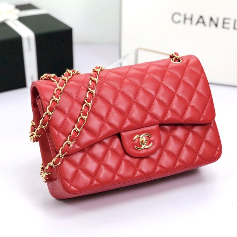 SAC À RABAT JUMBO 30 CM EN CUIR D'AGNEAU ROUGE QUINCAILLERIE DORÉ