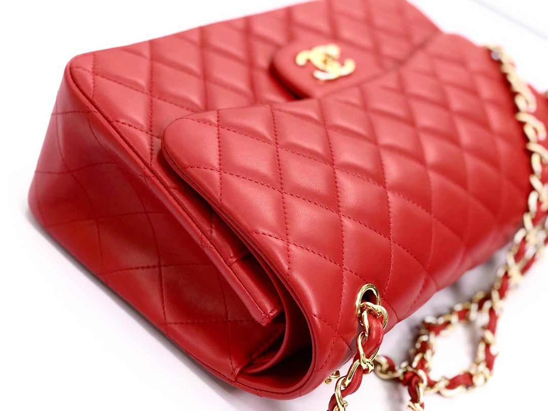 SAC À RABAT JUMBO 30 CM EN CUIR D'AGNEAU ROUGE QUINCAILLERIE DORÉ