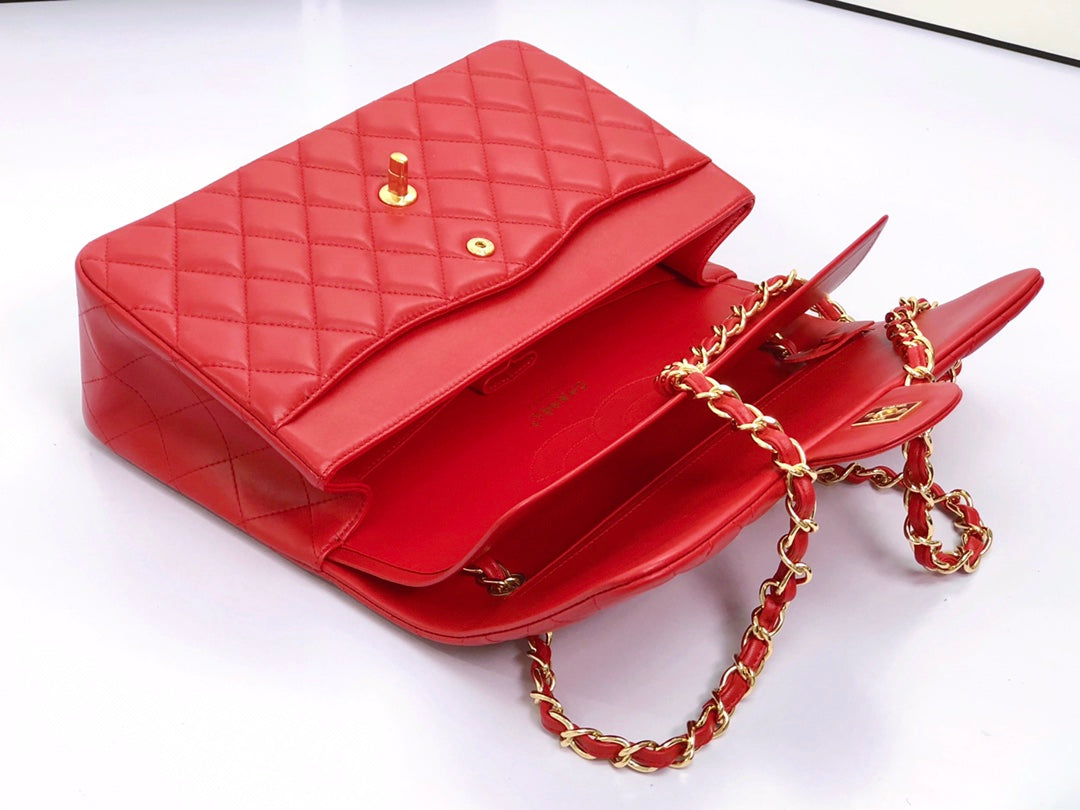 SAC À RABAT JUMBO 30 CM EN CUIR D'AGNEAU ROUGE QUINCAILLERIE DORÉ