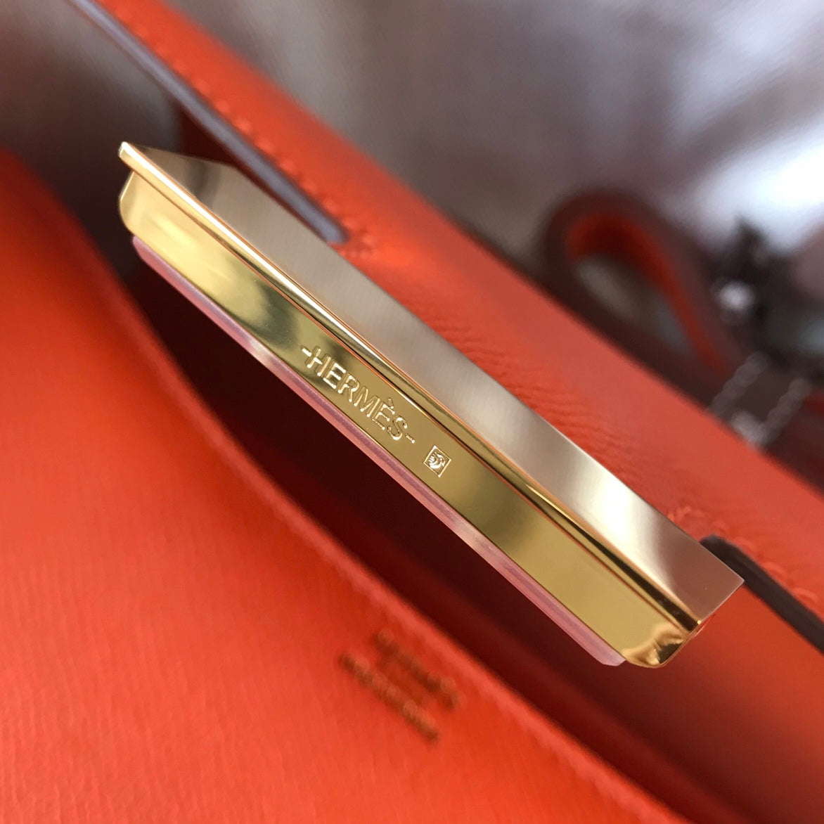 CONSTANCE 24 CUIR EPSOM ORANGE ROUGE QUINCAILLERIE OR