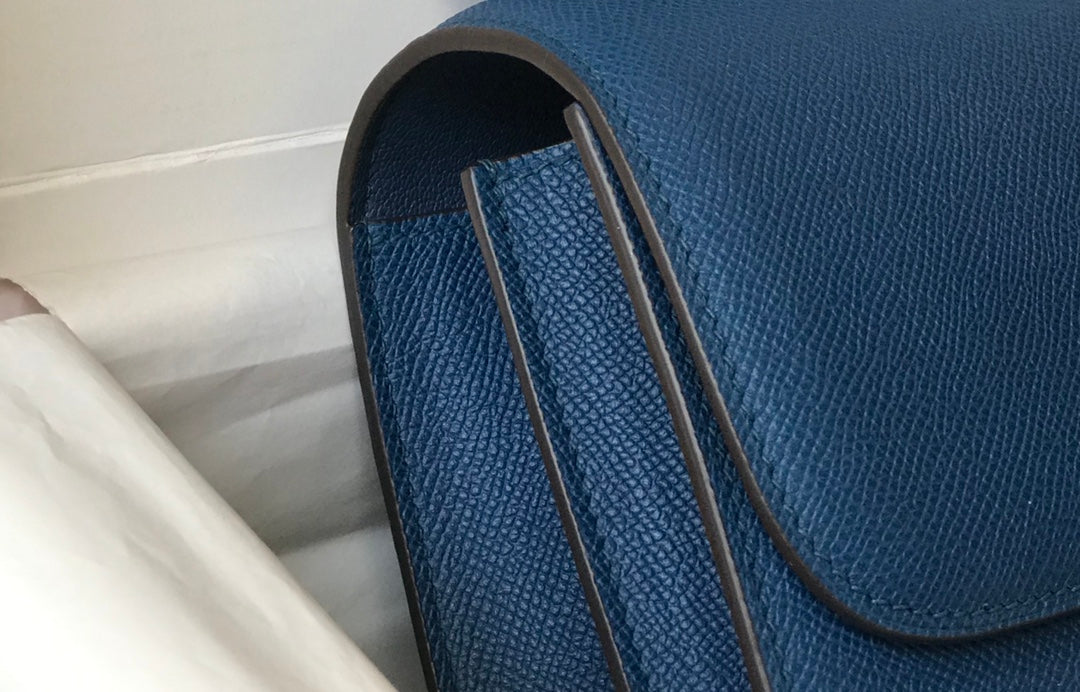 CONSTANCE 24 CUIR EPSOM BLEU QUINCAILLERIE ARGENTÉE