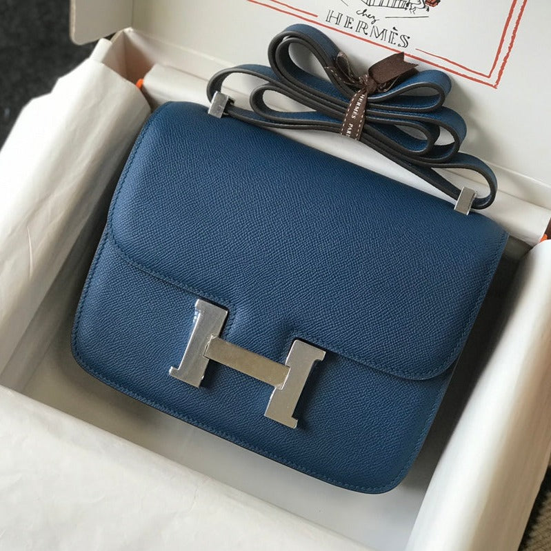 CONSTANCE 24 CUIR EPSOM BLEU QUINCAILLERIE ARGENTÉE