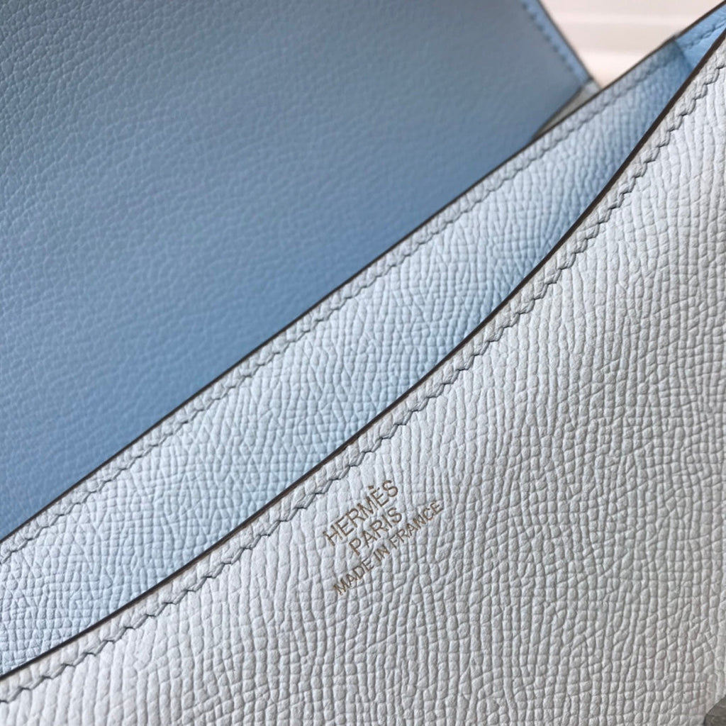 CONSTANCE 24 BLEU NUAGE CUIR EPSOM QUINCAILLERIE DORÉ
