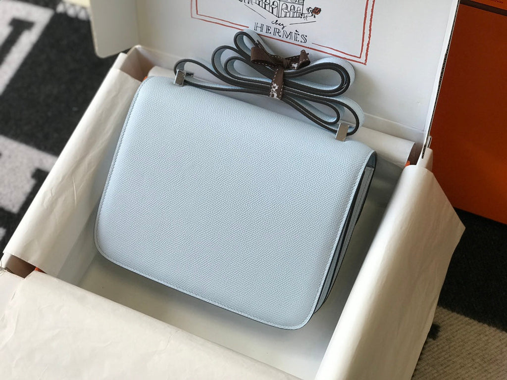 CONSTANCE 24 BLEU NUAGE CUIR EPSOM QUINCAILLERIE DORÉ