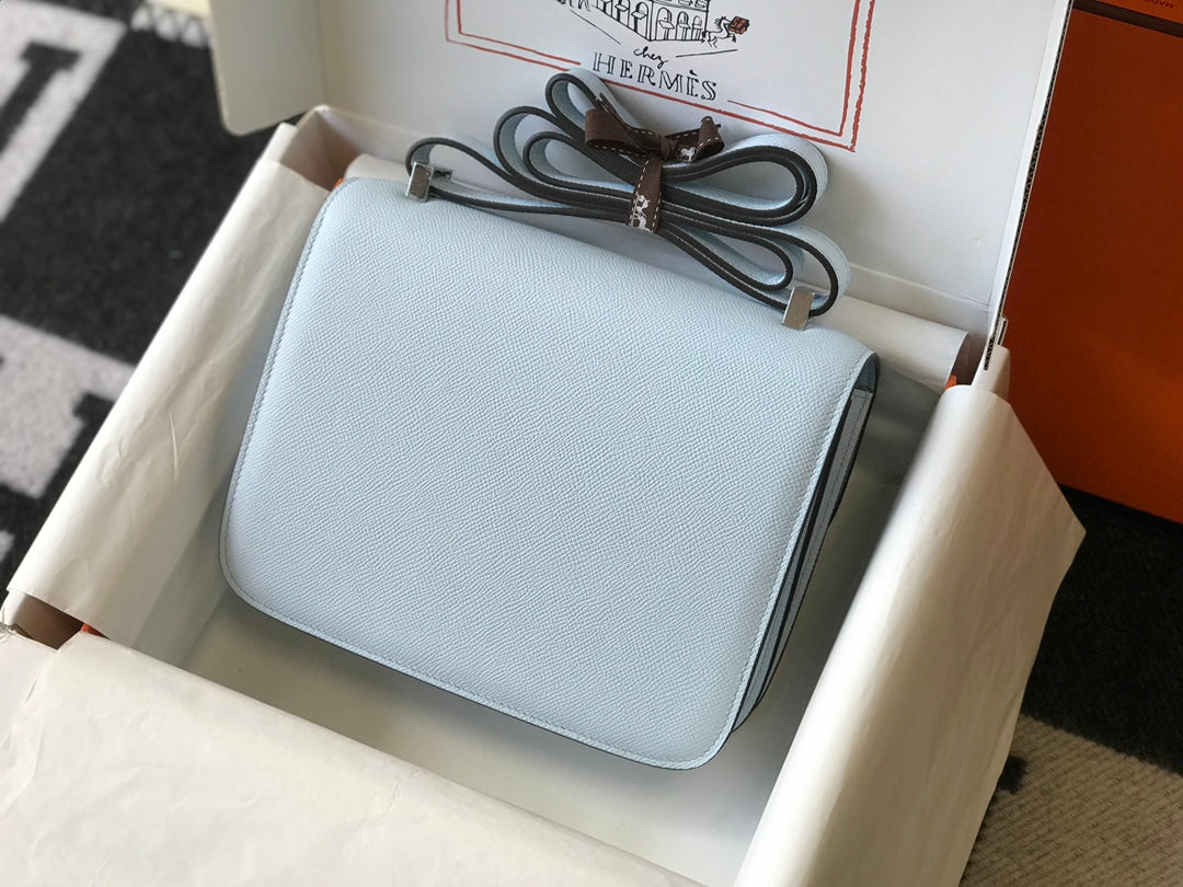 CONSTANCE 24 BLEU NUAGE CUIR EPSOM QUINCAILLERIE DORÉ
