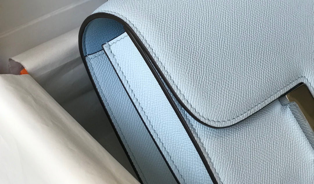 CONSTANCE 24 BLEU NUAGE CUIR EPSOM QUINCAILLERIE DORÉ