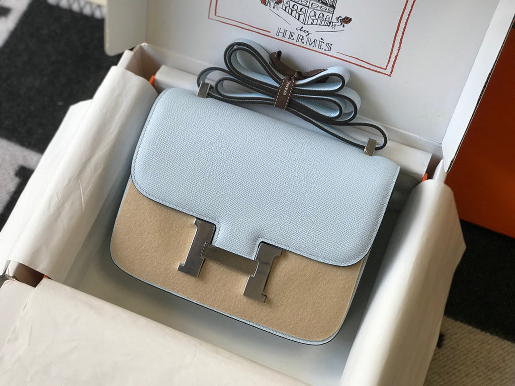 CONSTANCE 24 BLEU NUAGE CUIR EPSOM QUINCAILLERIE DORÉ