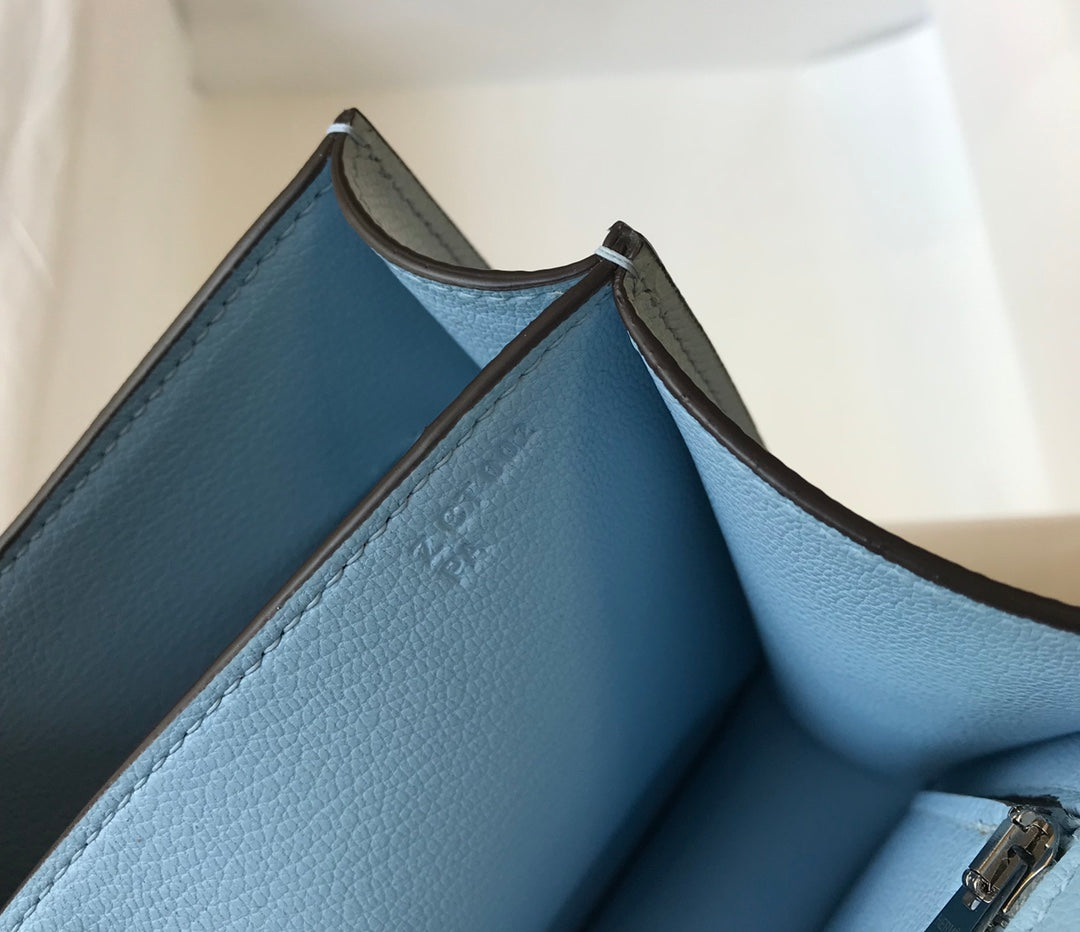 CONSTANCE 24 BLEU NUAGE CUIR EPSOM QUINCAILLERIE DORÉ