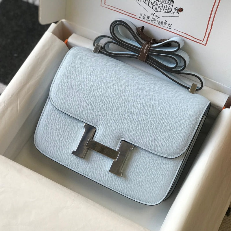 CONSTANCE 24 BLEU NUAGE CUIR EPSOM QUINCAILLERIE DORÉ
