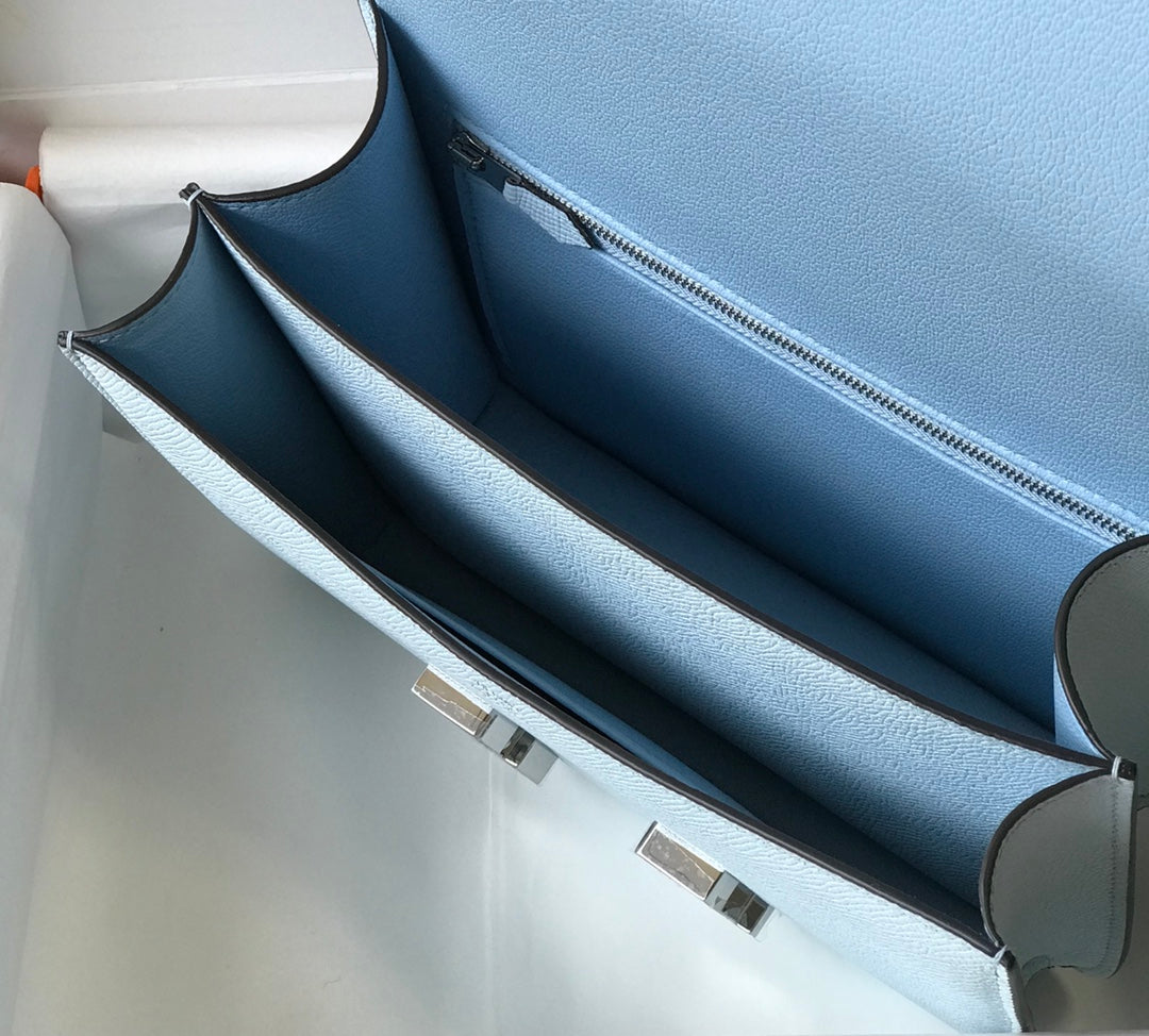CONSTANCE 24 BLEU NUAGE CUIR EPSOM QUINCAILLERIE DORÉ