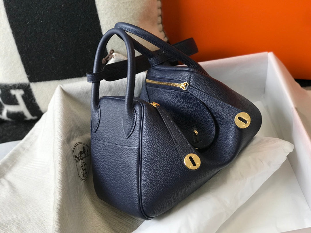 SAC HM LINDY 26 EN CUIR TAURILLON CLEMENCE BLEU MARINE