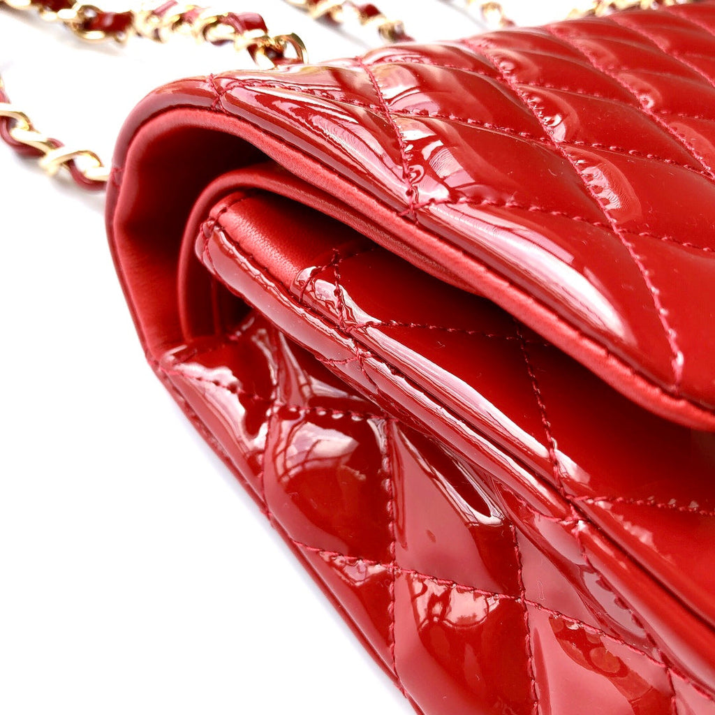 SAC À RABAT MOYEN 25 CM EN CUIR DE VEAU VERNI ROUGE QUINCAILLERIE DORÉE